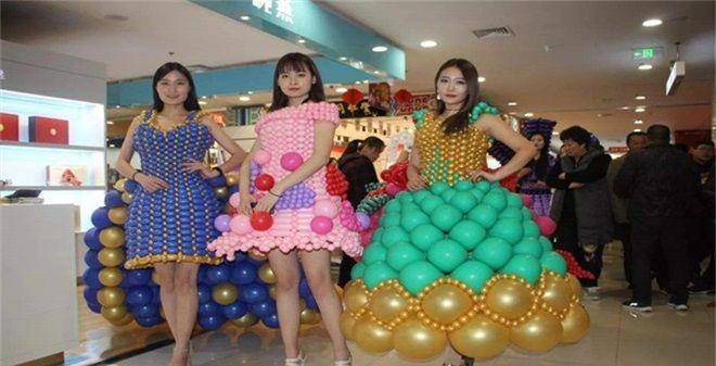 女模特穿"气球"走秀,不料气球突然"泄气",台下观众瞬间沸腾_衣服_时尚