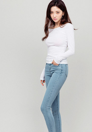 原创简单舒适的牛仔裤尽显时尚美女的曼妙身姿突显出女神气质