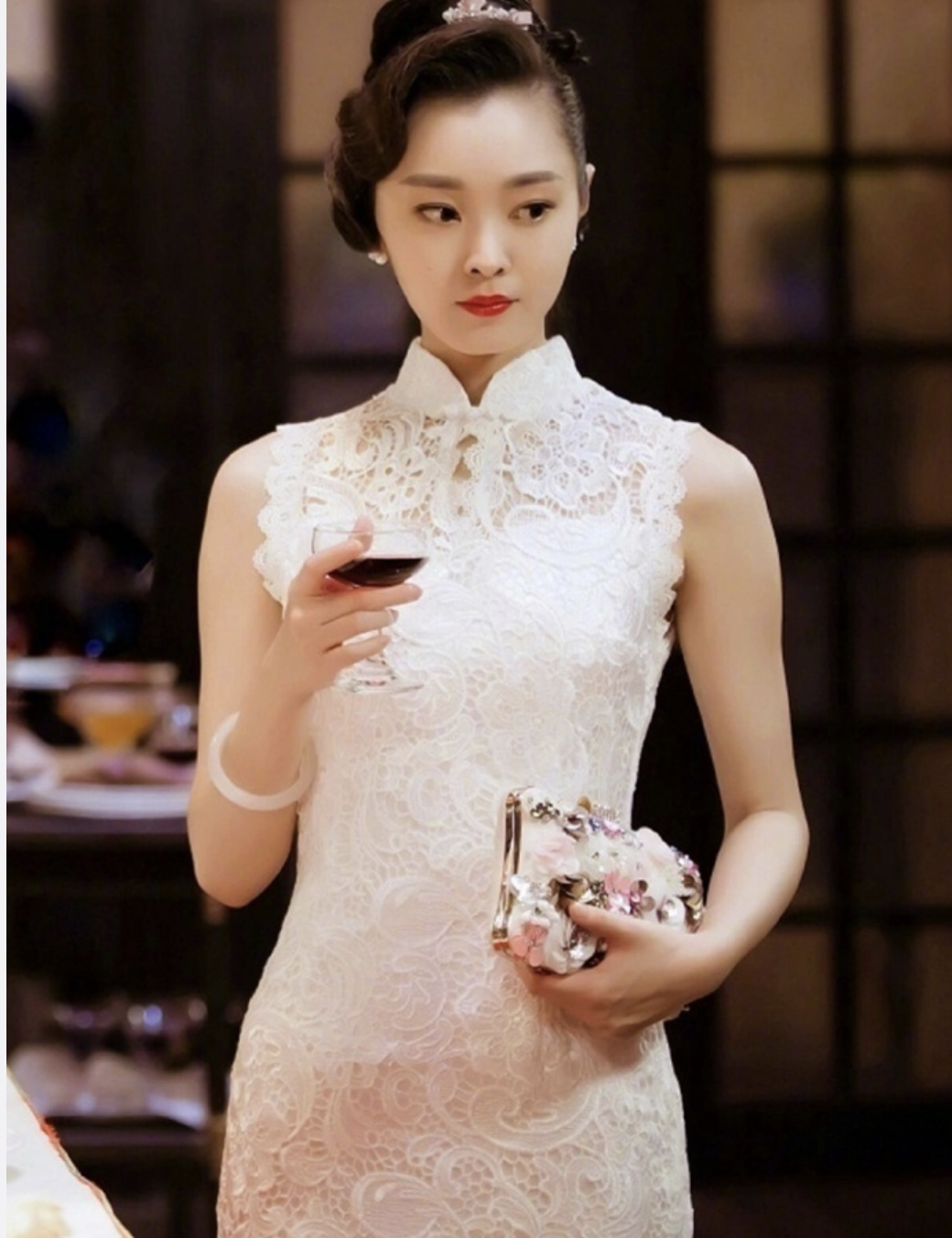 宋轶逛重庆洪崖洞,陈都灵唐装美翻,周也金发,王诗龄和同学合照_李湘