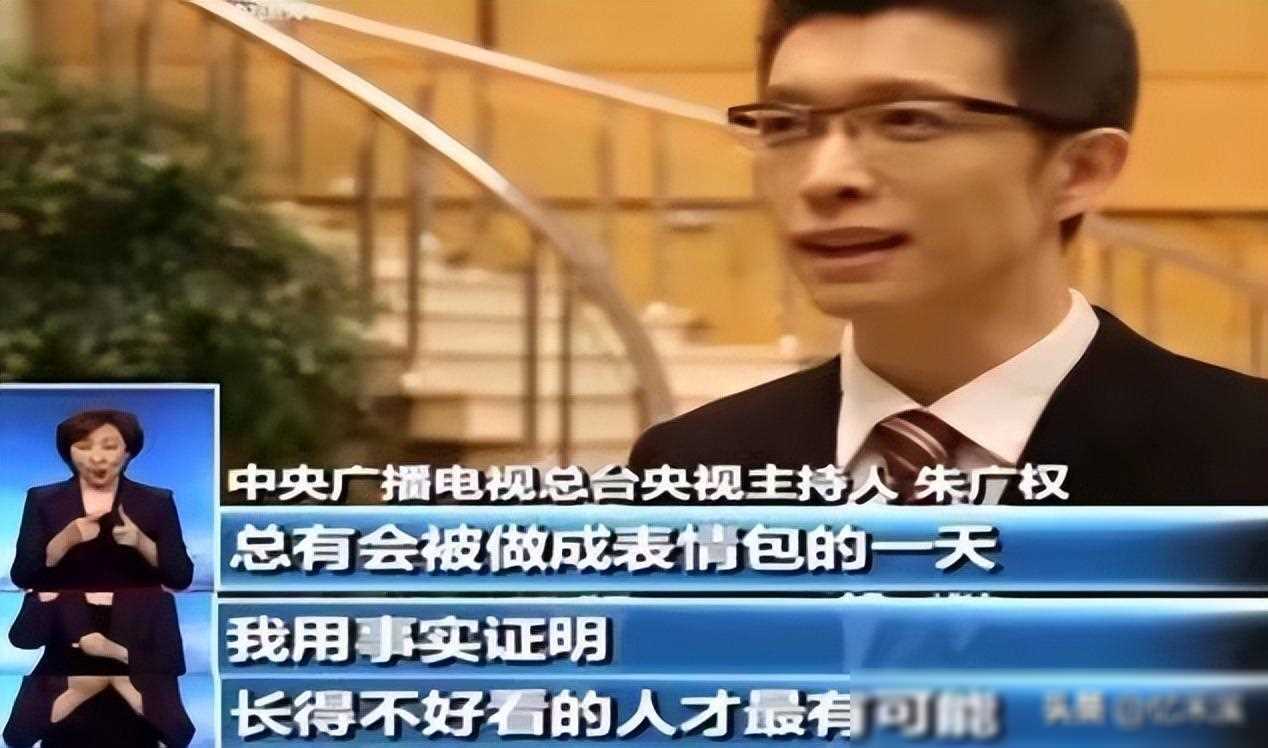 新闻联播背稿子还是前面有文字(新闻联播背稿子还是前面有文字好)