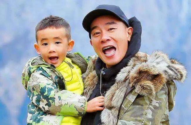 原创陈小春11年不换车车牌一亮网友怪不得舍不得换车全懂了