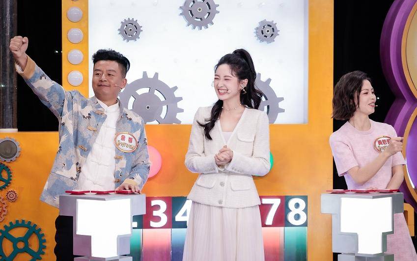 严尚嘉继主持星光大道开门大吉后又主持满堂喝彩