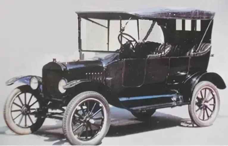 汽车"外型"的发展进程(马车型,箱型,长鼻子型,甲壳虫型)