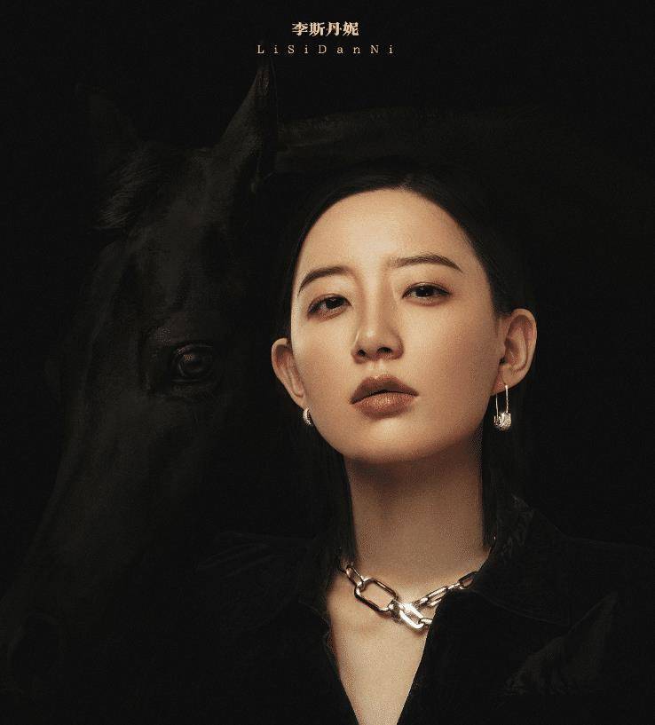 原创成团之夜即将来袭浪姐晒骊色骏马海报不愧是帅气的姐姐