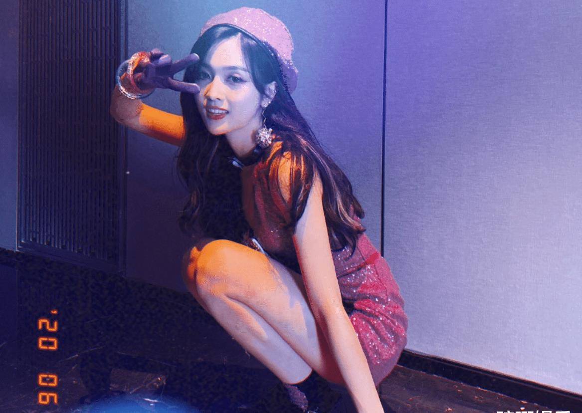 原创吴宣仪穿吊带小黑裙身材展露无遗网友却热议风格太土像大妈