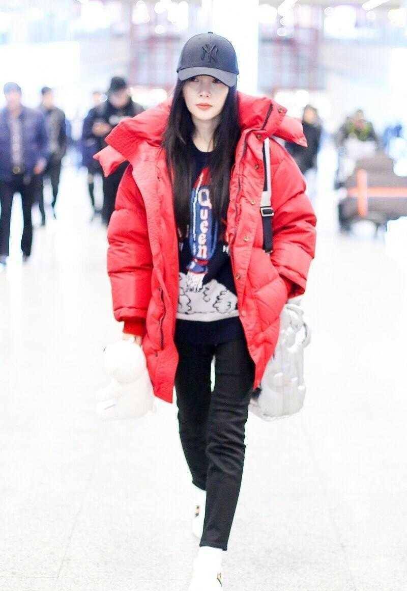 李小璐的衣品太好了穿红色羽绒服配小脚裤走机场清纯又时髦