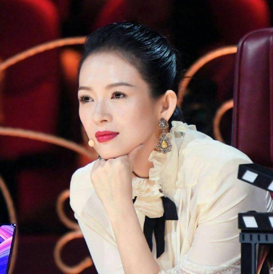 原创41岁章子怡素颜现身状态令人唏嘘网友不画眉毛都变老了