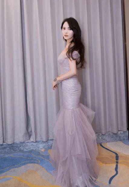 伊能静这回尴尬了,穿抹胸连衣裙俯身露出内衣,胜在气质够出众