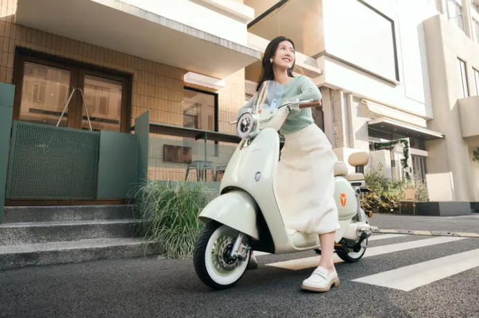 极致跃升全面进化,雅迪冠能6代夺目发布