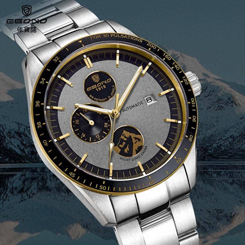 灵感源自世界高峰珠穆朗玛峰,取位于中国境内的珠峰顶峰设计于表盘,用