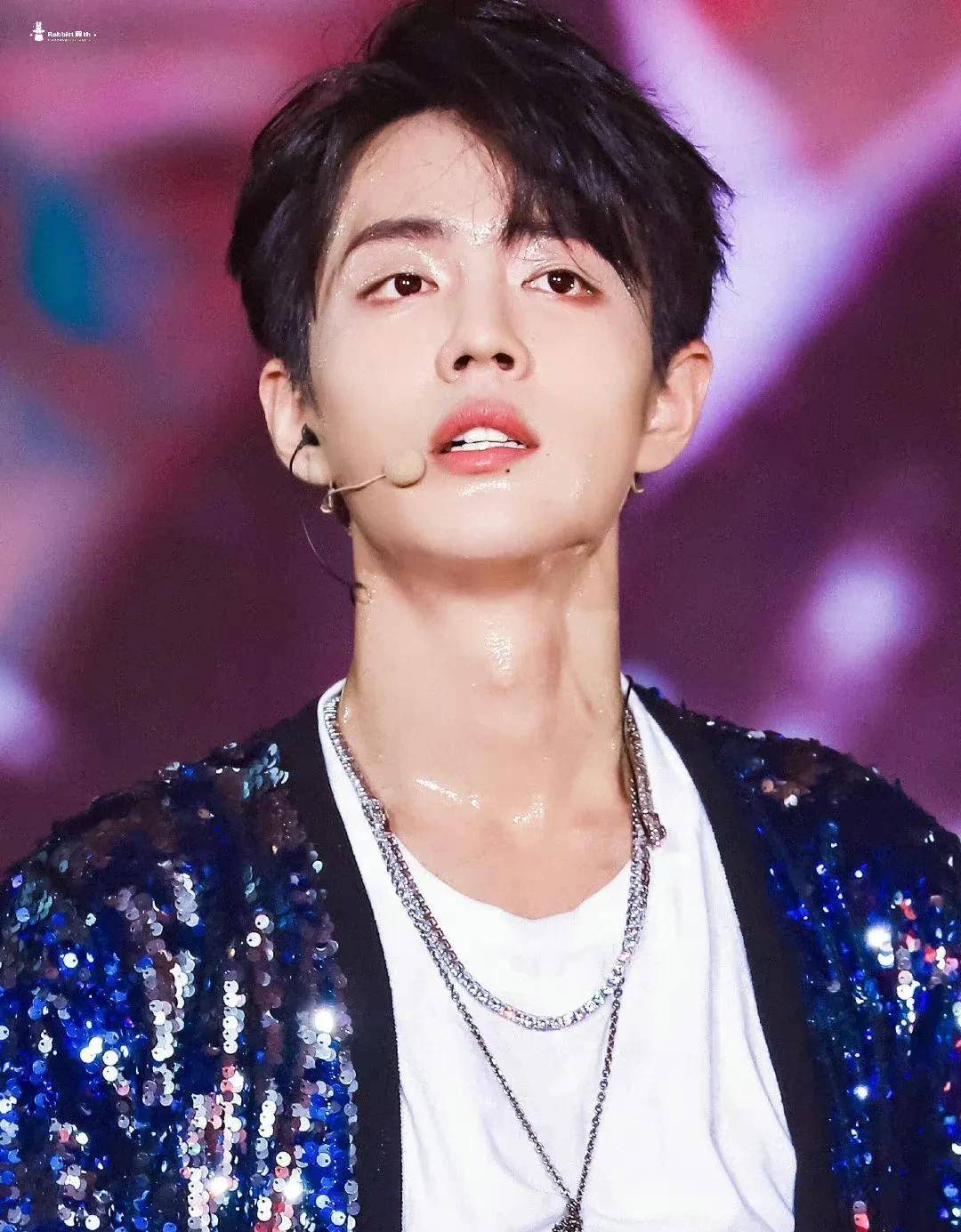 肖战咱就是说,太长时间没有看到肖战的新舞台了,爱豆妆也好久没看到了