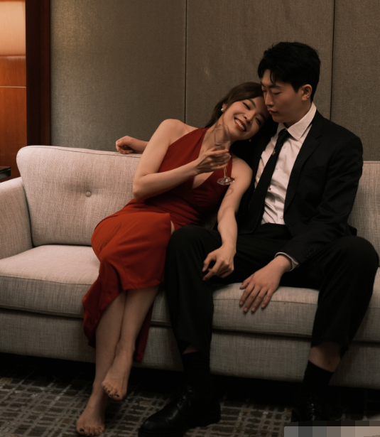 就怕黑丝带字母!余霜晒美照也穿丝儿,网友:又是羡慕管哥的一天