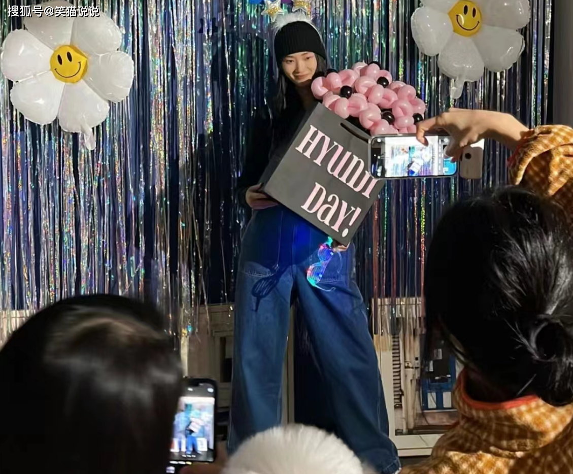 宋慧乔也为生日主角拍照,让好友站在墙边摆出pose拍照,她则是跟其他