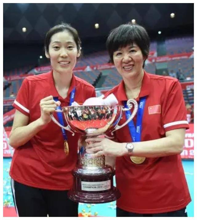 中国女排新队长朱婷荣膺最佳排球运动员李盈莹突遭落选