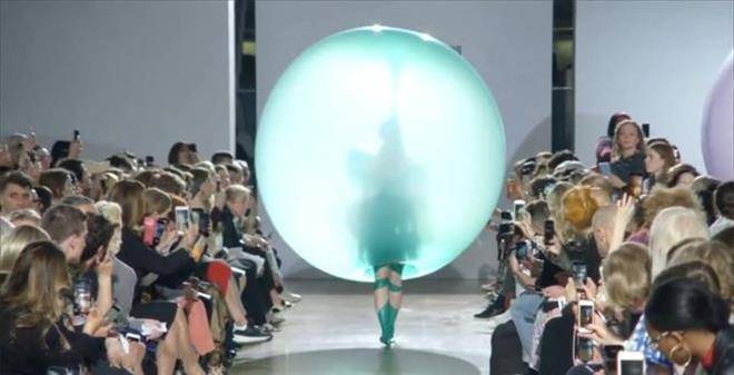 女模特穿"气球"走秀,不料气球突然"泄气",台下观众瞬间沸腾_衣服_时尚