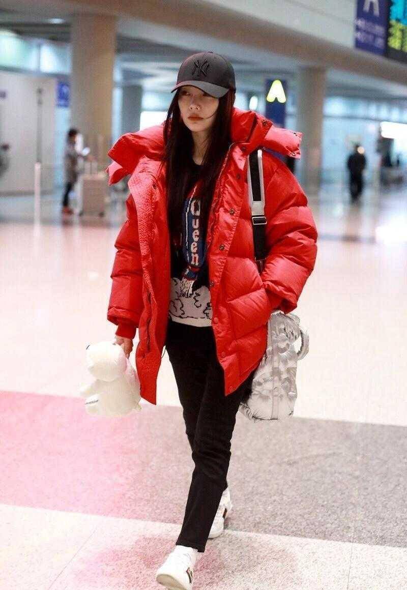 李小璐的衣品太好了穿红色羽绒服配小脚裤走机场清纯又时髦