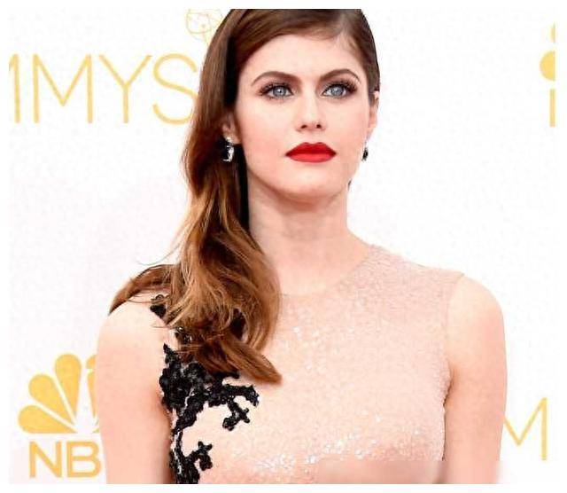 好莱坞魅力女神亚历珊德拉献身艺术尽显美胸之魅力