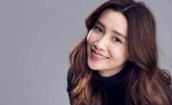 原创现实生活中搞笑幽默在工作中又是一个百变的演员她就是马秋子