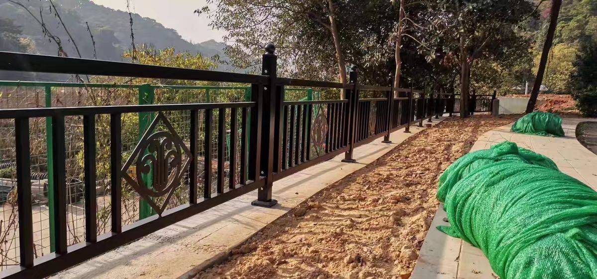 马路中间安装市政隔离护栏的优点