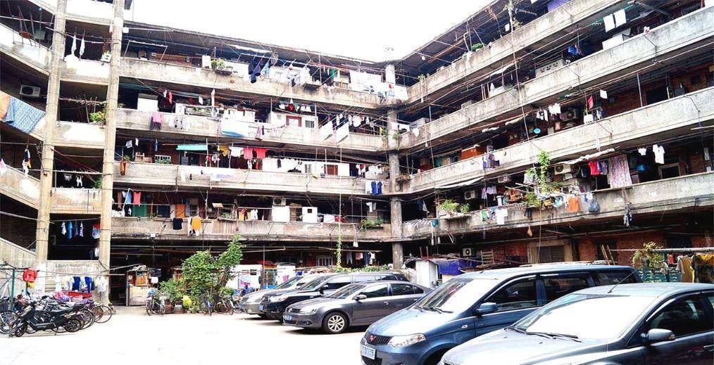 上海"筒子楼",楼房团团围在一起犹如"围城",居民却不愿搬走_隆昌_公寓