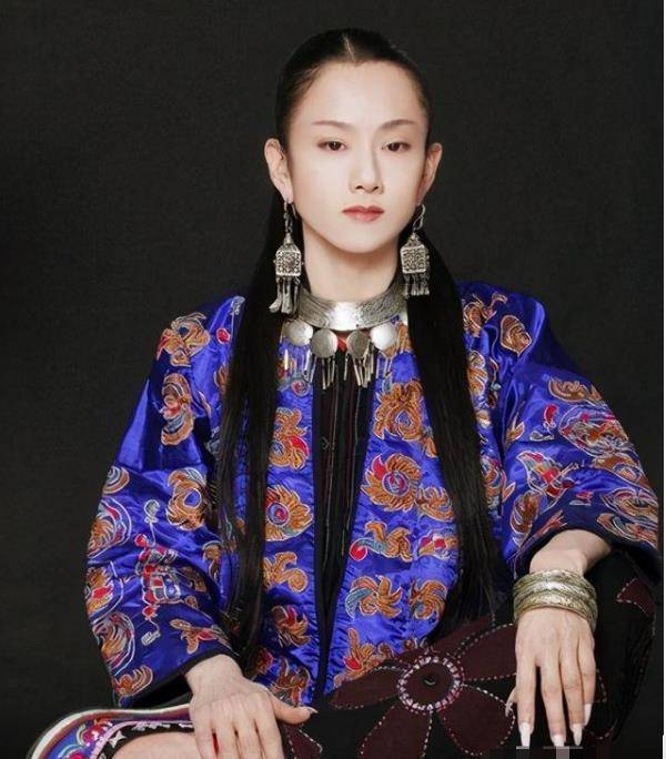 杨丽萍10年不摘帽子本以为是装饰摘下帽子时令人感慨颇多