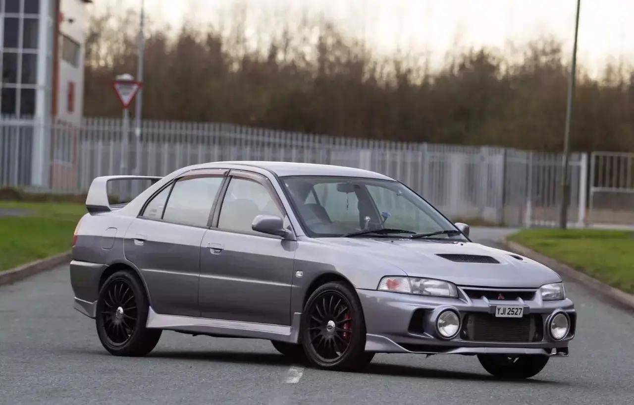 尾部除了采用了更大的扰流版外,尾灯的造型也从长条形变为了三角形.