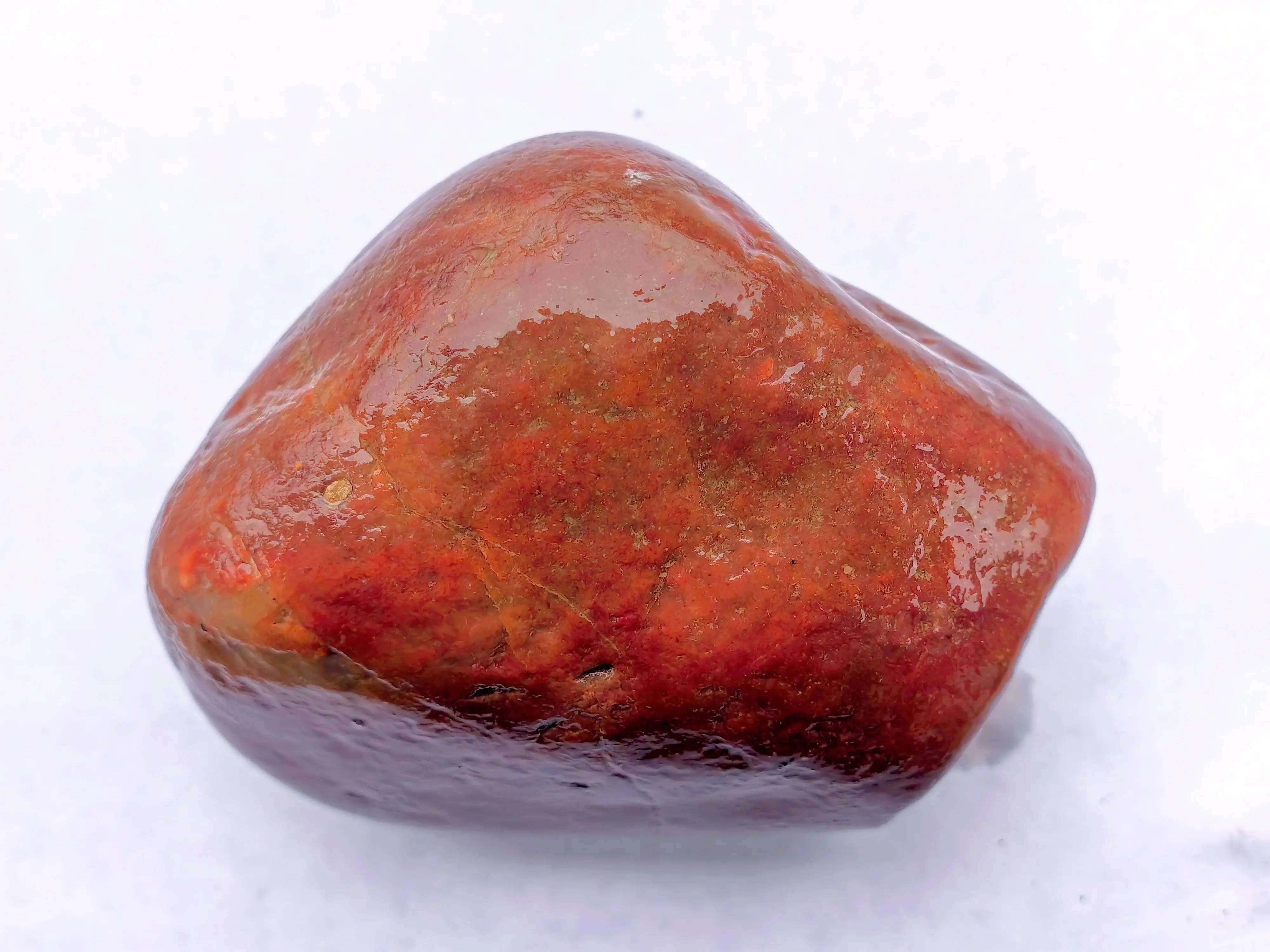 湖北宜昌:老汉捡到赤红重彩玛瑙石,形如铁饼,浸水如太阳