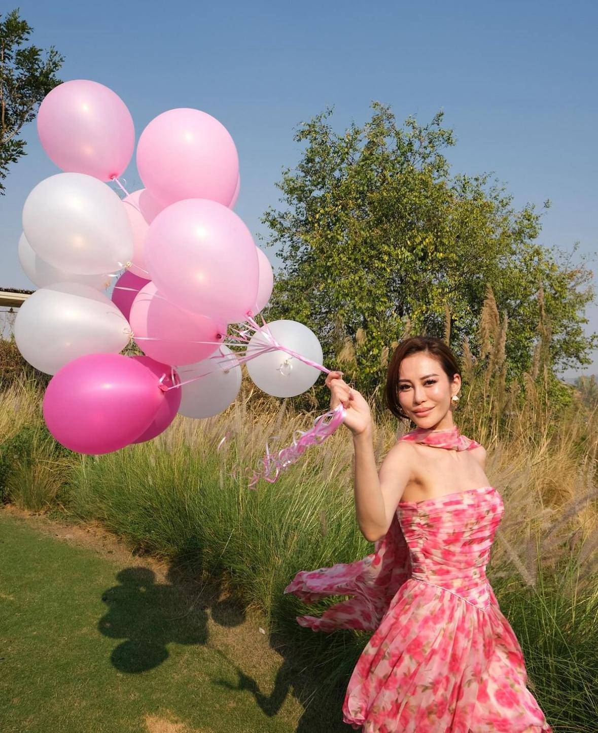 林建岳携女儿出席晚宴33岁林心儿罕见打扮端庄将接手寰亚集团