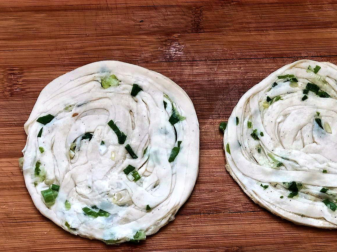 因为这个饼制作过程中有静置时间,如果早上上班时间比较紧张,会有些来