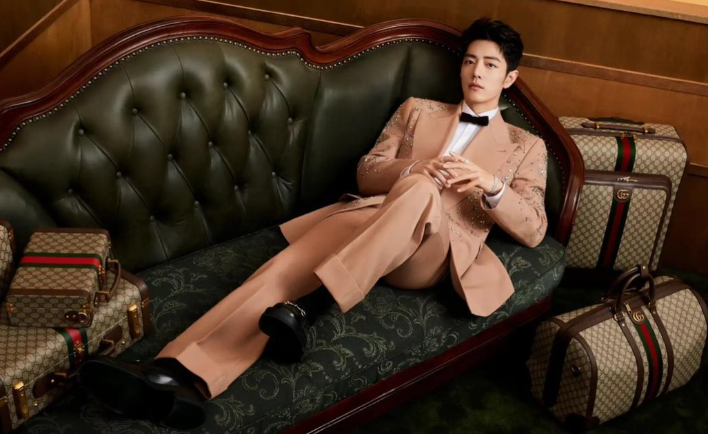 在国外,肖战用握手,拥抱代替了鞠躬,但无数个彬彬有礼的细节,却让人