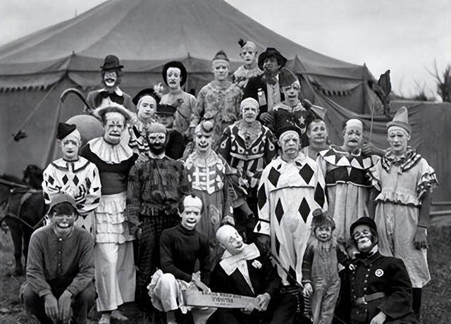 英国臀部连体姐妹各有一名丈夫姐姐死后妹妹与遗体共存2天去世