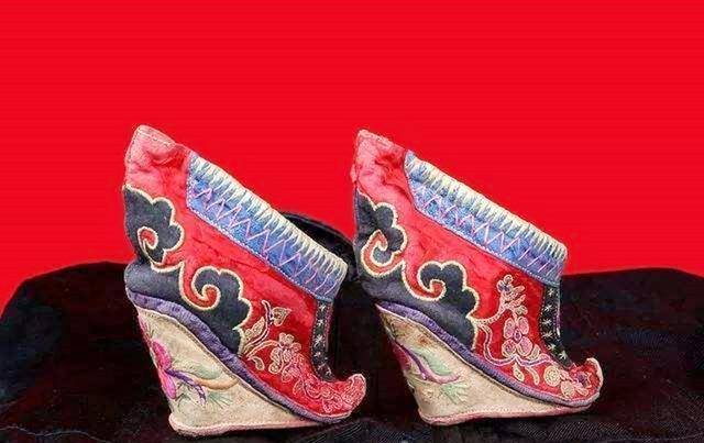 民国最后的小脚女人凭三寸金莲嫁当地权贵脚从不洗只丈夫见过