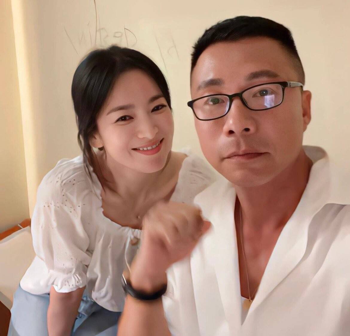原创42岁宋慧乔与男友人自拍穿白衬衫嫩得像个水蜜桃让人心动