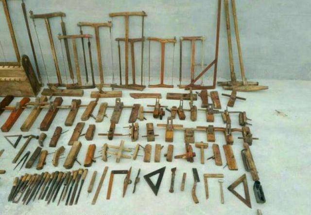 被划分为许多种类,老本行木工所用的锯子,墨斗,鲁班尺,兵器类的云梯