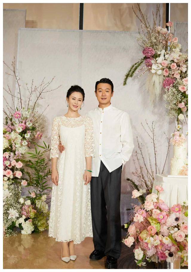 关悦45岁生日晒全家福幸福五口超养眼女儿颜值更胜妈