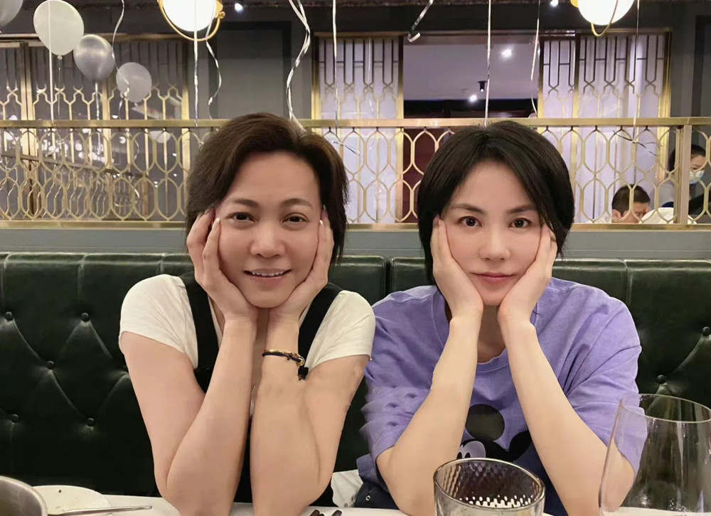 王菲为小女儿庆生太抢风头她54岁穿卡通t嫩如少女17岁李嫣打扮成熟像