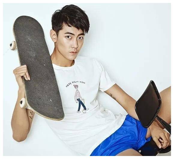 大海哥纪凌尘最近挺火啊与演员阚清子分手后境况不太好啊