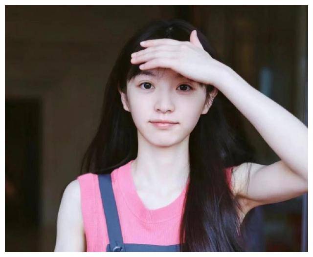 女演员田曦薇素颜亮相,颜值依旧在线,清新自然甜美活泼圈粉无数_人们