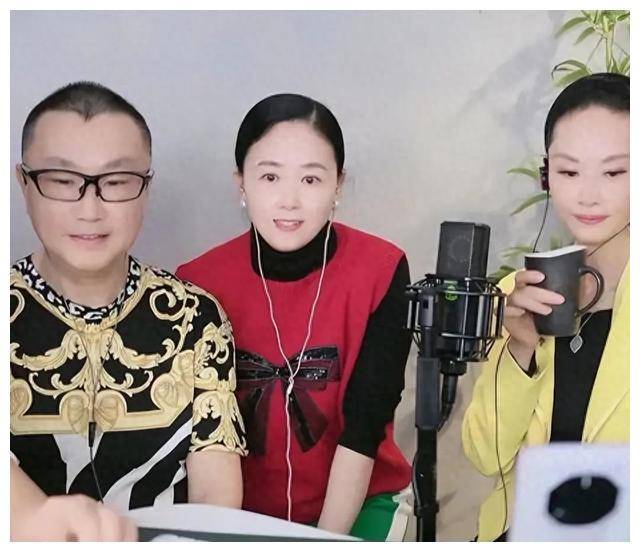 如今仍坐稳"歌唱艺术家"的宝座,而那位憨头憨脑,文质彬彬的"眼镜哥"