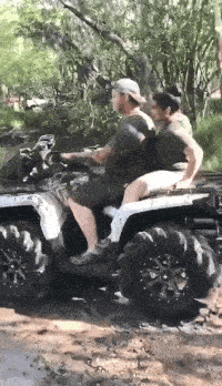 关晓彤晒街头氛围感随拍 穿黑色皮衣好时髦_女子_妹子_大哥