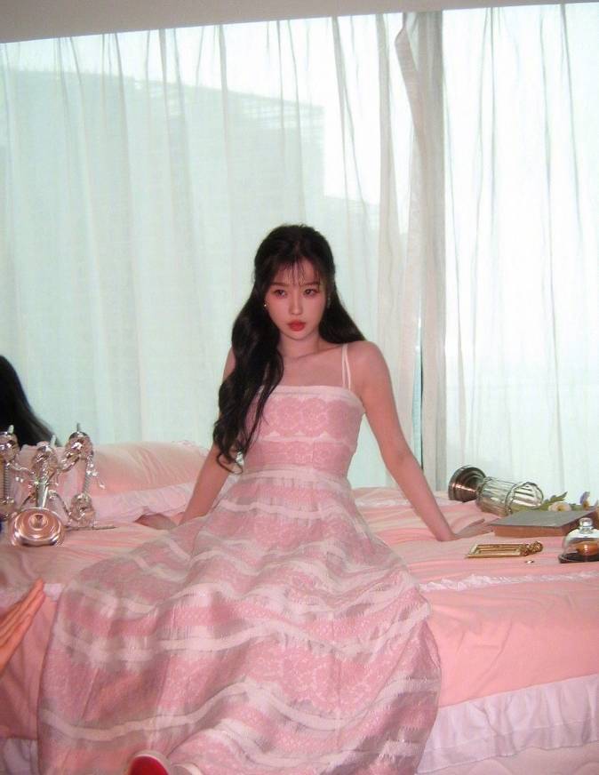 原创虞书欣晒写真穿粉色吊带裙躺床上氛围暧昧垫四张床垫有个性