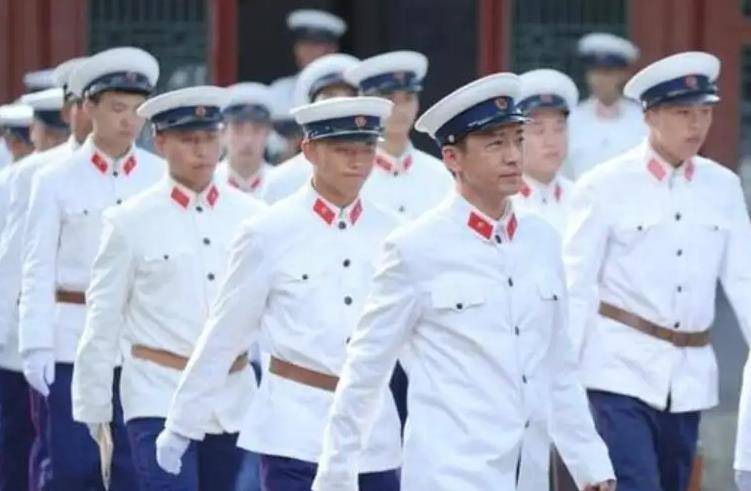 原创中国警察队伍换发了8种警服1995年为何撤销领章