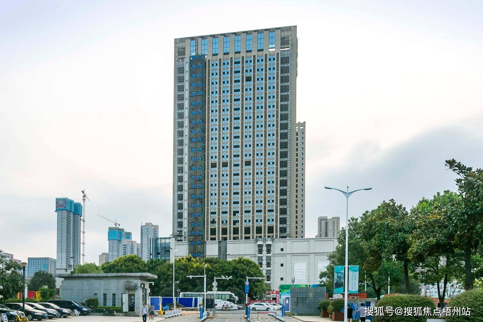 武汉红枫金座租120人办公室精装修交通便利可注册