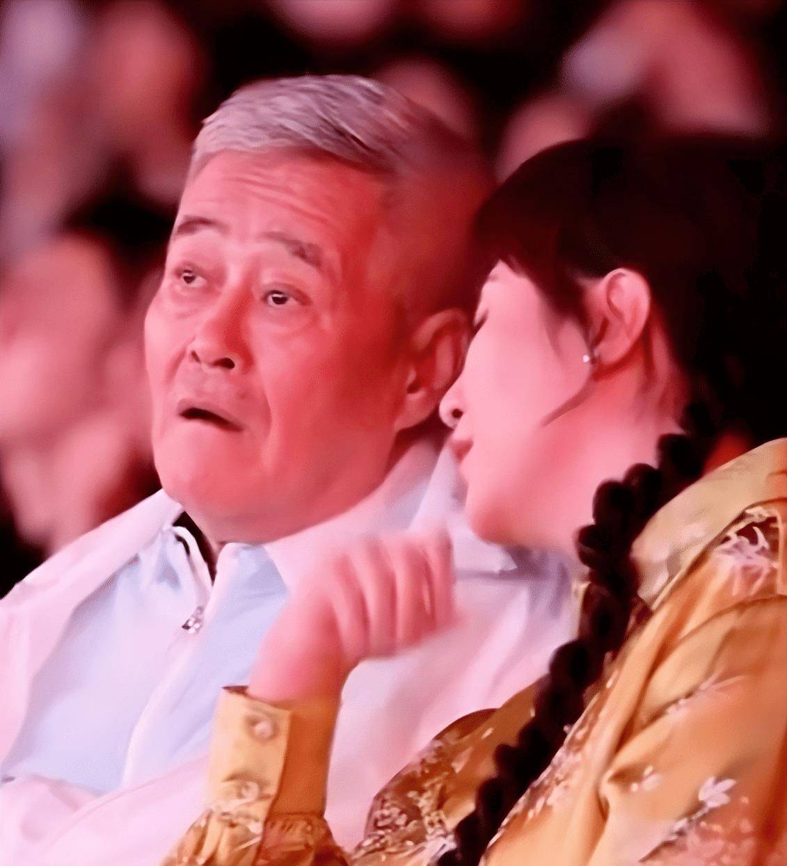 赵本山出席首届澳门国际喜剧节马丽宋小宝陪同全场明星起立迎接看呆国