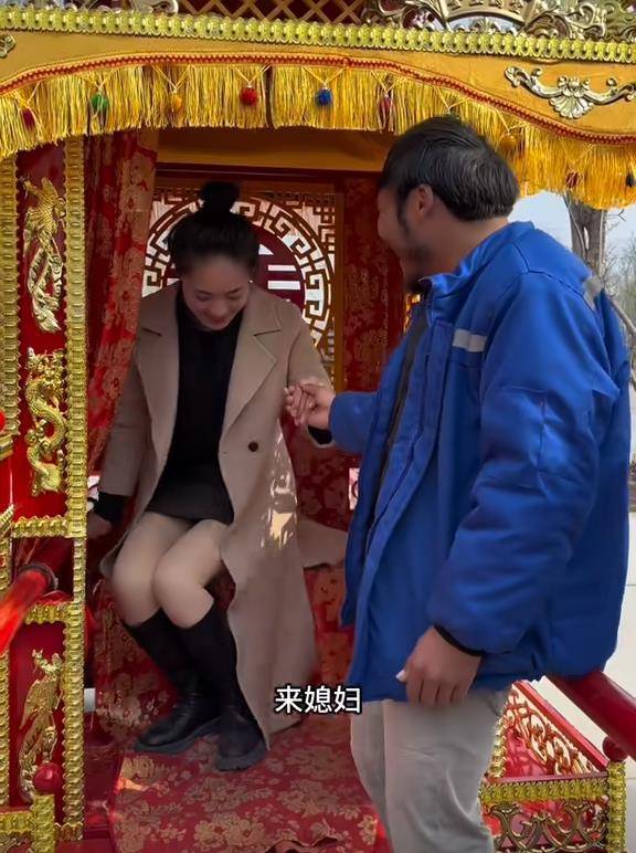 原创男子踮起脚才能亲到老婆网友质疑是假夫妻男子该要三胎了