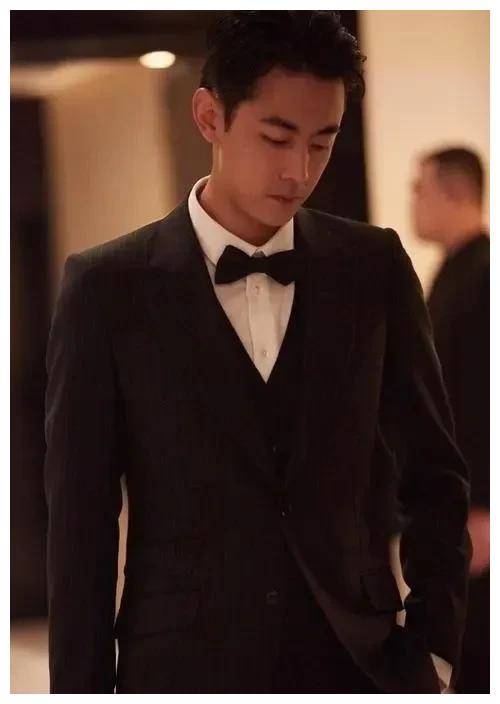 大海哥纪凌尘最近挺火啊与演员阚清子分手后境况不太好啊