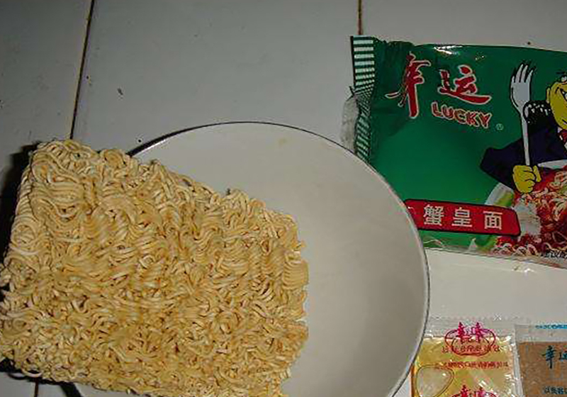 将方便面用于宴席上大概只有潮汕人做得出吧也就这种面才配