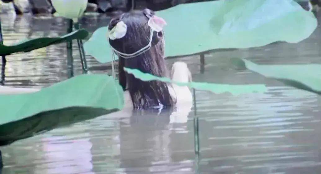 出浴,刘亦菲,祝绪丹对比,谁更有仙气飘飘的感觉_赵灵儿_阿岚_李逍遥