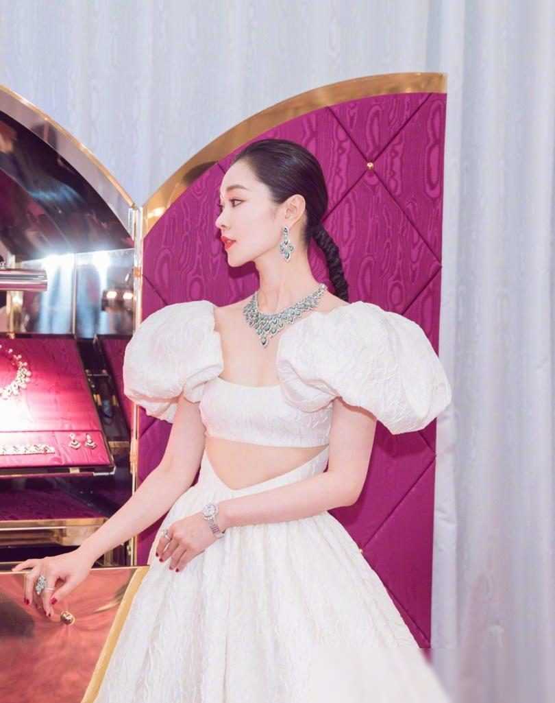 宋轶为出名也是拼了!录节目只穿"肚兜",靳东紧张手抱腰太用力