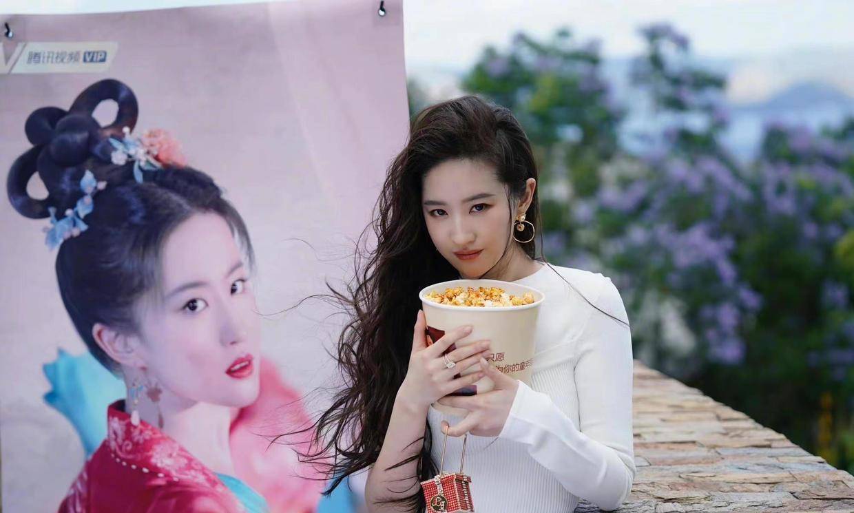 刘亦菲也太美了吧穿镂空连衣裙配大波浪卷发满满的女神范